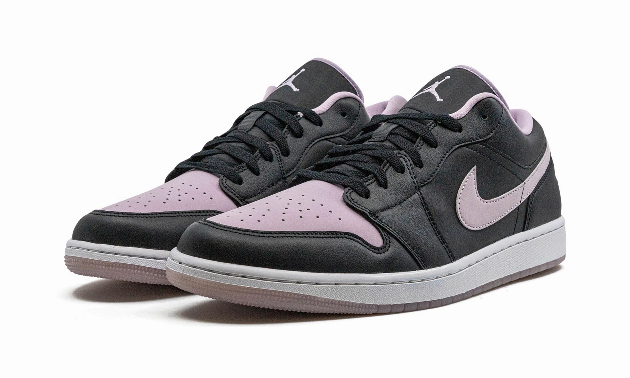 Air Jordan 1 Low SE Black Iced Lilac Quick Walk-Step