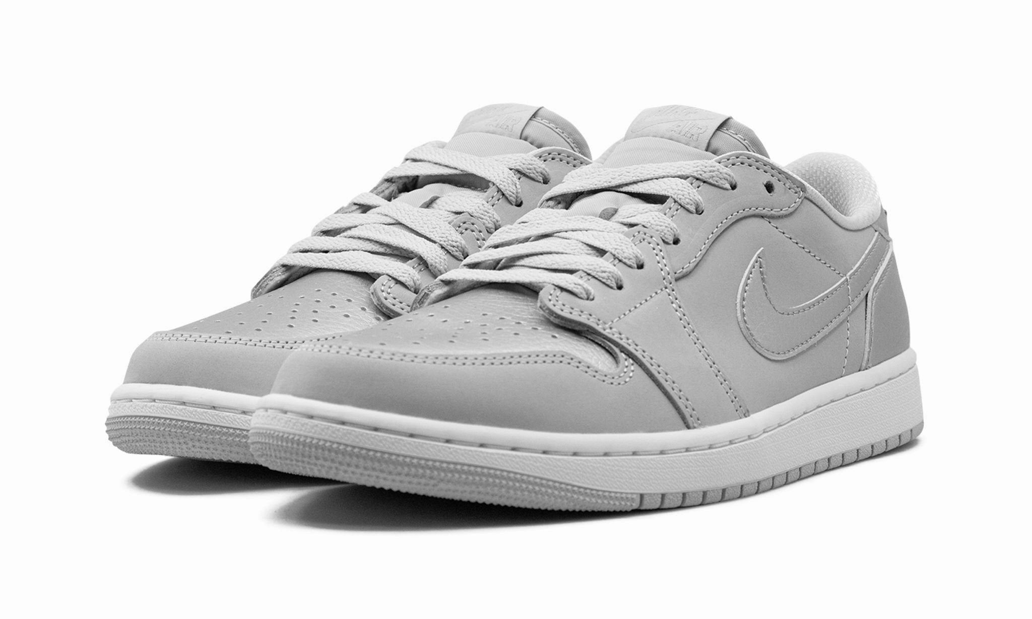 Air Jordan 1 Retro Low OG 'Metallic Silver' Comfortable Step