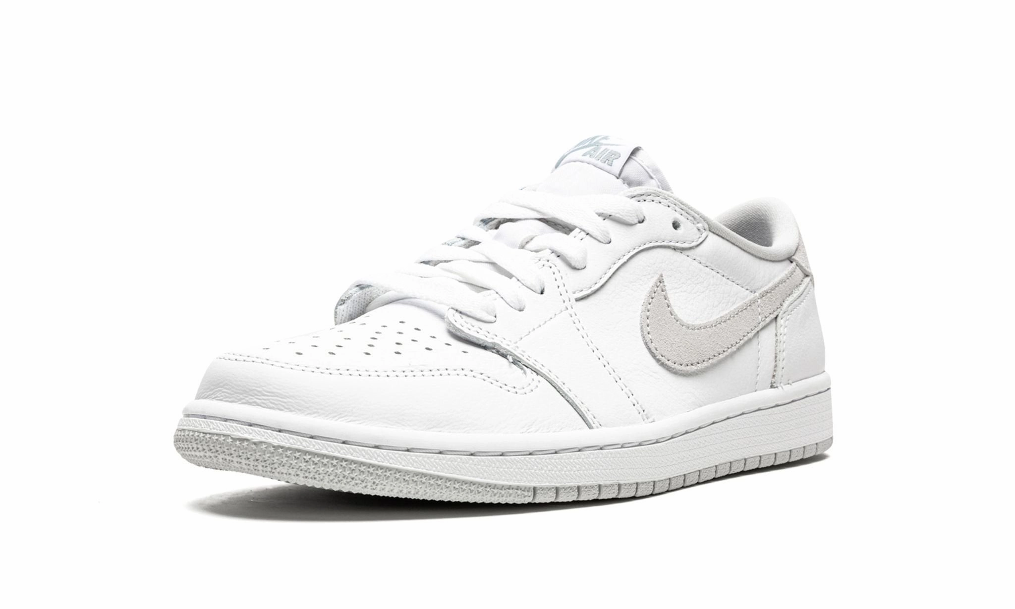 Air Jordan 1 Retro Low OG Neutral Grey 2021 Relaxed Walk