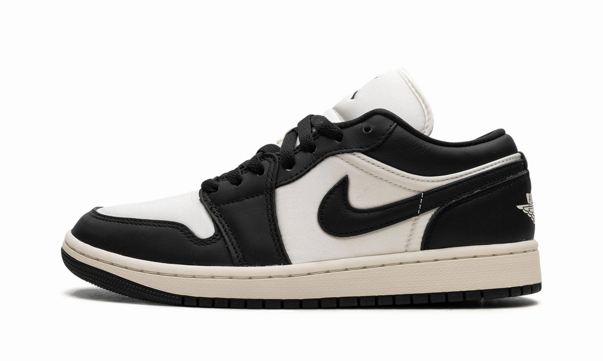 Air Jordan 1 Low Vintage Panda Pose Time