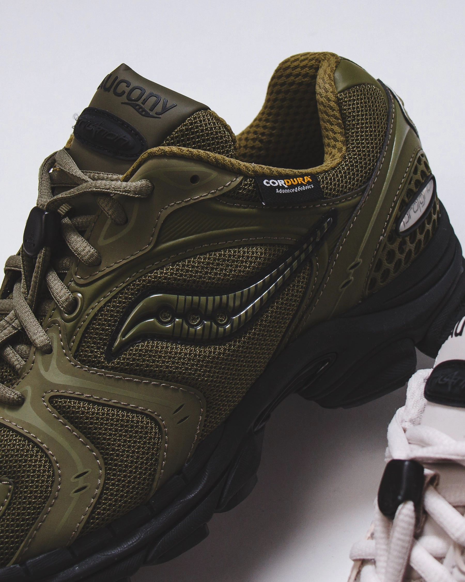 Non-Slip Design Saucony Men ProGrid Triumph 4 Gorpcore White Sand S70758-4